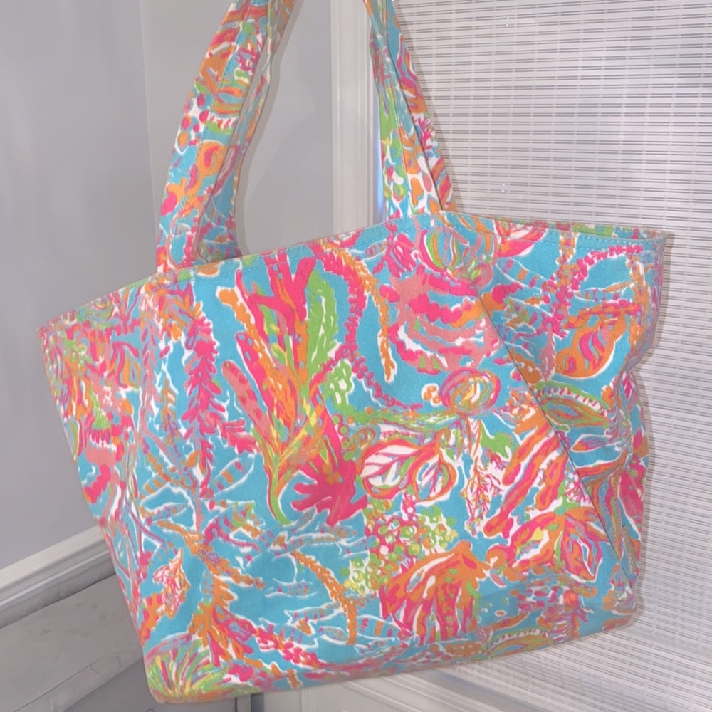 Lily Pulitzer multicolor tote bag; slightly used but in good condition💗💙💚💛